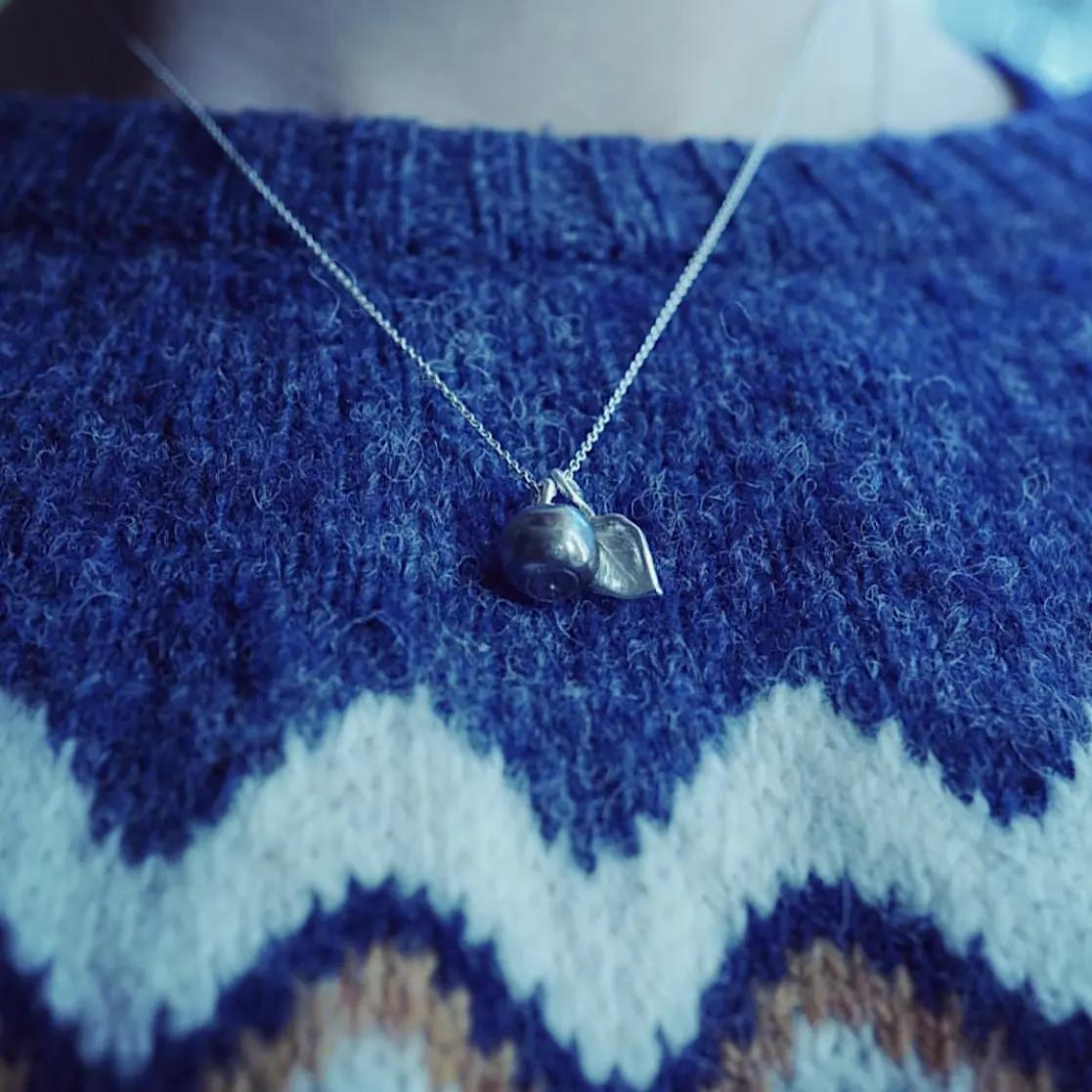 halsband blåbär och blad i silver