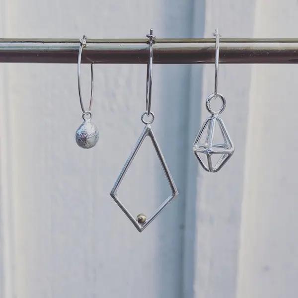 örhängen i silver geometriska symboler